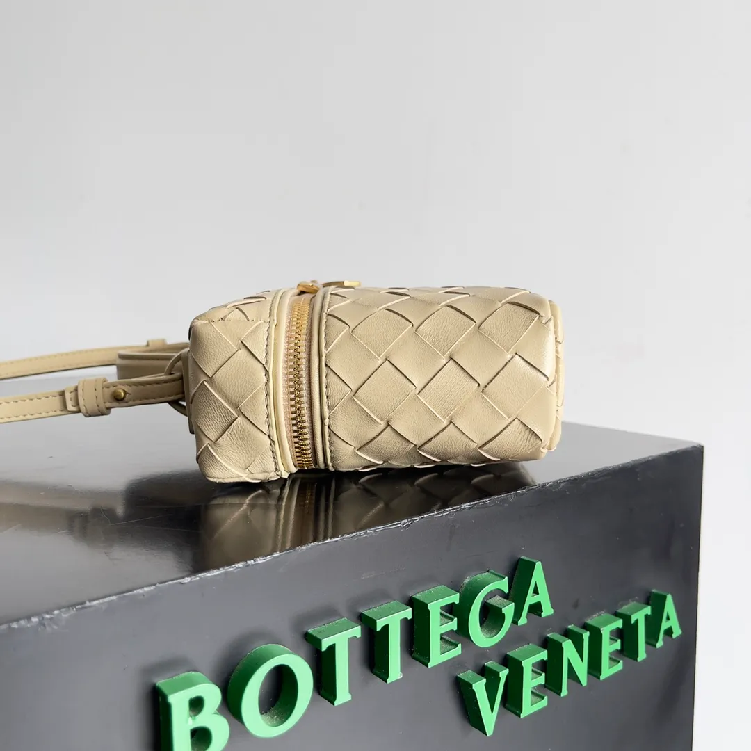Batch 1360 Bottega Veneta 24 spring and summer woven zipper crossbody bag. A crossbody bag that can be used as a cosmetic bag. The exquisite weaving and compact body are an indispensable accessory for the upcoming summer. The double zipper also better protects the bag. It has a large capacity. If you like it, don’t miss it. Style number: 789109 Size: 22*12.5*5cm